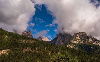 Alplerin güzel manzarası, Passo San Pellegrino, Kuzey İtalya