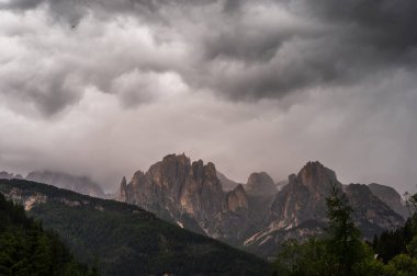 Alplerin güzel manzarası, Passo San Pellegrino, Kuzey İtalya