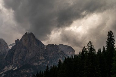 Alplerin güzel manzarası, Passo San Pellegrino, Kuzey İtalya