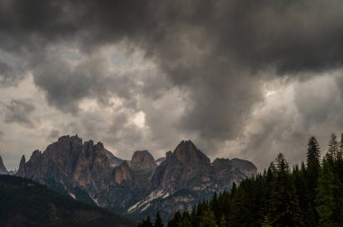 Alplerin güzel manzarası, Passo San Pellegrino, Kuzey İtalya