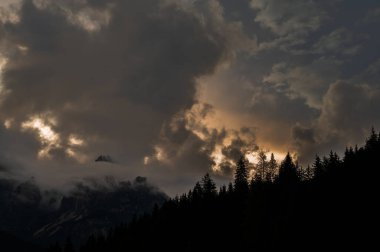 Alplerin güzel manzarası, Passo San Pellegrino, Kuzey İtalya