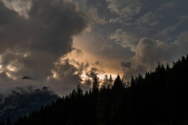 Alplerin güzel manzarası, Passo San Pellegrino, Kuzey İtalya
