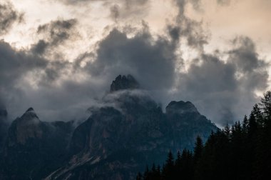 Alplerin güzel manzarası, Passo San Pellegrino, Kuzey İtalya