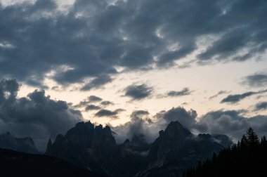 Alplerin güzel manzarası, Passo San Pellegrino, Kuzey İtalya