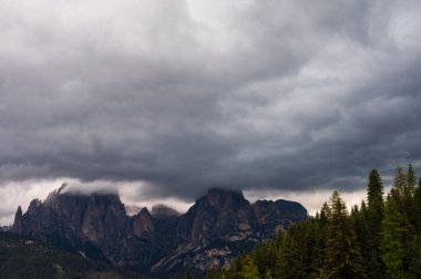 Alplerin güzel manzarası, Passo San Pellegrino, Kuzey İtalya