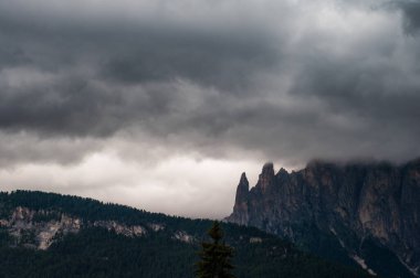 Alplerin güzel manzarası, Passo San Pellegrino, Kuzey İtalya