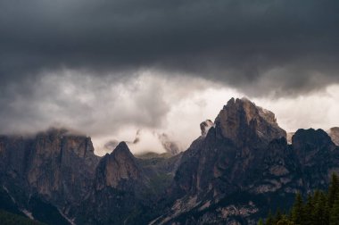 Alplerin güzel manzarası, Passo San Pellegrino, Kuzey İtalya
