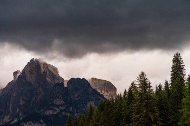 Alplerin güzel manzarası, Passo San Pellegrino, Kuzey İtalya
