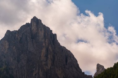 Alplerin güzel manzarası, Passo San Pellegrino, Kuzey İtalya