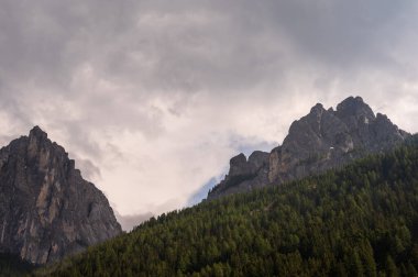 Alplerin güzel manzarası, Passo San Pellegrino, Kuzey İtalya