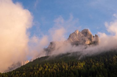 Alplerin güzel manzarası, Passo San Pellegrino, Kuzey İtalya
