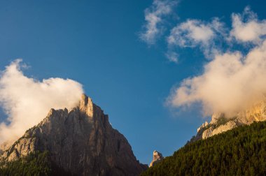Alplerin güzel manzarası, Passo San Pellegrino, Kuzey İtalya