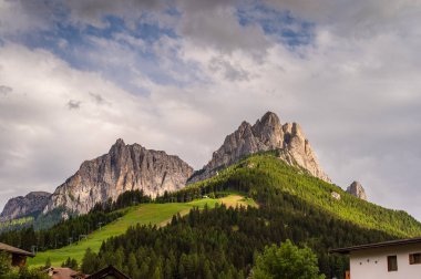 Alplerin güzel manzarası, Passo San Pellegrino, Kuzey İtalya