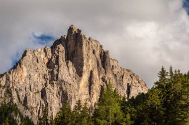 Alplerin güzel manzarası, Passo San Pellegrino, Kuzey İtalya