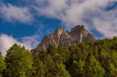 Alplerin güzel manzarası, Passo San Pellegrino, Kuzey İtalya