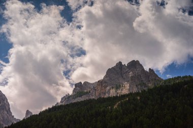 Alplerin güzel manzarası, Passo San Pellegrino, Kuzey İtalya