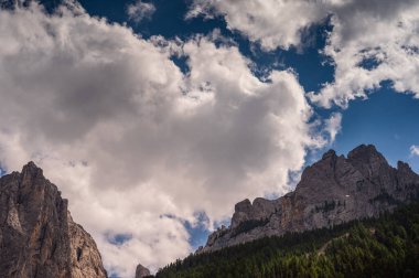 Alplerin güzel manzarası, Passo San Pellegrino, Kuzey İtalya