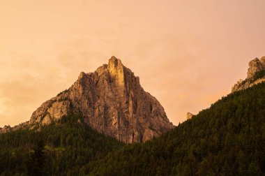 Alplerin güzel manzarası, Passo San Pellegrino, Kuzey İtalya