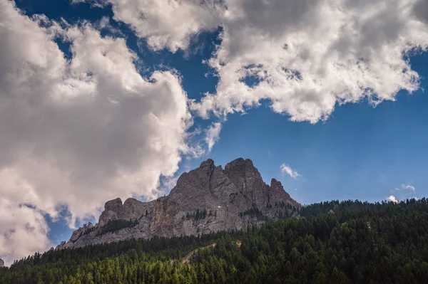 Alplerin güzel manzarası, Passo San Pellegrino, Kuzey İtalya