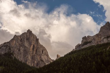 Alplerin güzel manzarası, Passo San Pellegrino, Kuzey İtalya