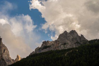 Alplerin güzel manzarası, Passo San Pellegrino, Kuzey İtalya
