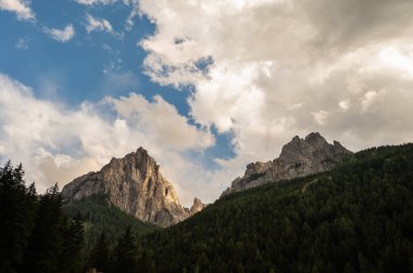Alplerin güzel manzarası, Passo San Pellegrino, Kuzey İtalya