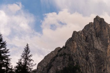 Alplerin güzel manzarası, Passo San Pellegrino, Kuzey İtalya