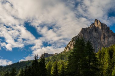 Alplerin güzel manzarası, Passo San Pellegrino, Kuzey İtalya