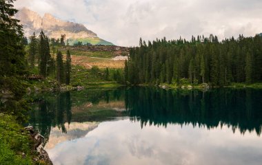 Alplerin güzel manzarası, Passo San Pellegrino, Kuzey İtalya