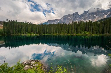 Alplerin güzel manzarası, Passo San Pellegrino, Kuzey İtalya