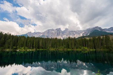 Alplerin güzel manzarası, Passo San Pellegrino, Kuzey İtalya
