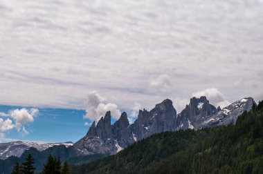 Alplerin güzel manzarası, Passo San Pellegrino, Kuzey İtalya