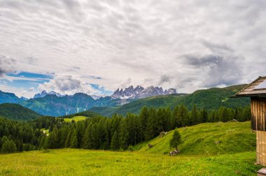 Alplerin güzel manzarası, Passo San Pellegrino, Kuzey İtalya