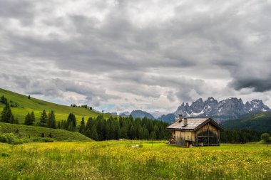 Alplerin güzel manzarası, Passo San Pellegrino, Kuzey İtalya