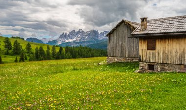 Alplerin güzel manzarası, Passo San Pellegrino, Kuzey İtalya
