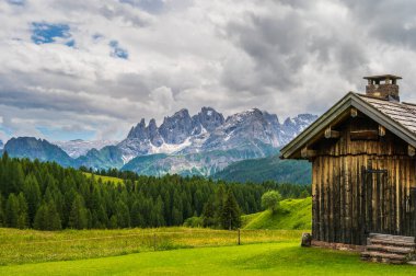 Alplerin güzel manzarası, Passo San Pellegrino, Kuzey İtalya