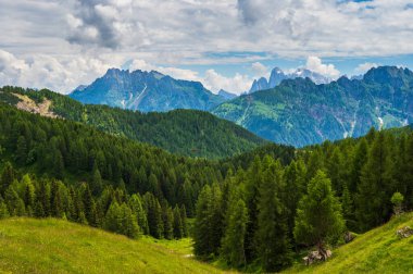 Alplerin güzel manzarası, Passo San Pellegrino, Kuzey İtalya