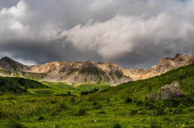 Alplerin güzel manzarası, Passo San Pellegrino, Kuzey İtalya
