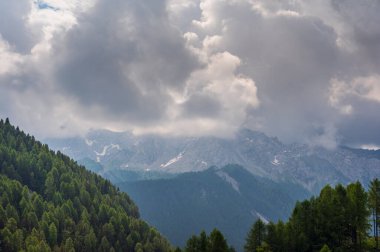 Alplerin güzel manzarası, Passo San Pellegrino, Kuzey İtalya