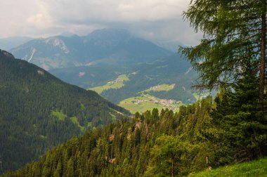 Alplerin güzel manzarası, Passo San Pellegrino, Kuzey İtalya