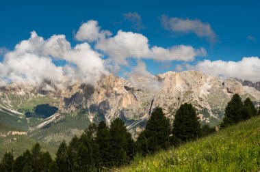 Alplerin güzel manzarası, Passo San Pellegrino, Kuzey İtalya
