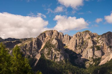 Alplerin güzel manzarası, Passo San Pellegrino, Kuzey İtalya