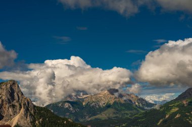 Alplerin güzel manzarası, Passo San Pellegrino, Kuzey İtalya