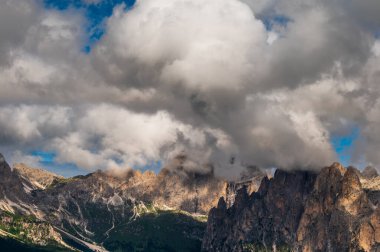 Alplerin güzel manzarası, Passo San Pellegrino, Kuzey İtalya