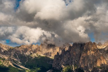 Alplerin güzel manzarası, Passo San Pellegrino, Kuzey İtalya