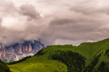 Alplerin güzel manzarası, Passo San Pellegrino, Kuzey İtalya