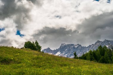Alplerin güzel manzarası, Passo San Pellegrino, Kuzey İtalya