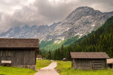 Alplerin güzel manzarası, Passo San Pellegrino, Kuzey İtalya