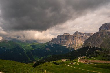 Alplerin güzel manzarası, Passo San Pellegrino, Kuzey İtalya