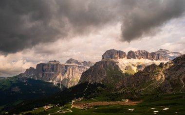 Alplerin güzel manzarası, Passo San Pellegrino, Kuzey İtalya